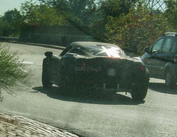 Alfa Romeo 4C: le prime foto spia su strada della versione definitiva della sportiva di Alfa Romeo