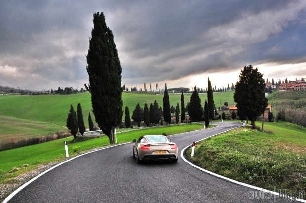 Aston Martin Vanquish tra Lazio e Toscana
