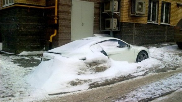 Audi R8 abbandonata nella neve
