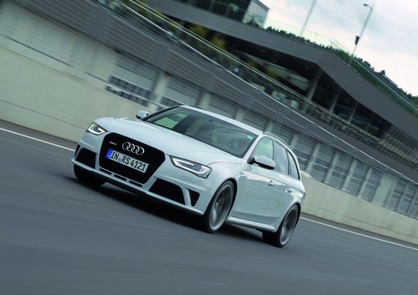 Nuove immagini ufficiali dell\'Audi RS4 Avant, la station wagon da 450 cavalli e 430 Nm