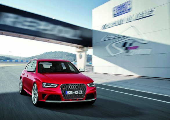 Nuove immagini ufficiali dell\'Audi RS4 Avant, la station wagon da 450 cavalli e 430 Nm