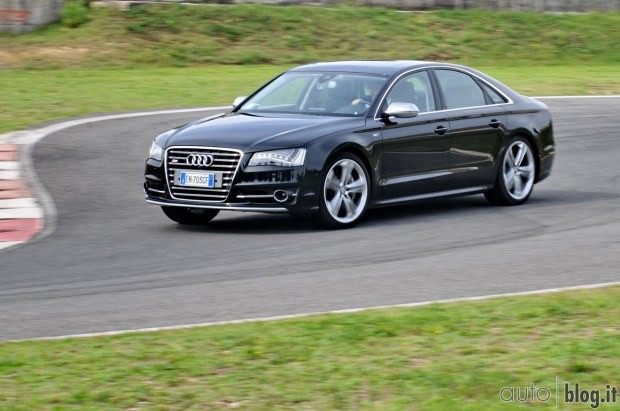 Audi S8 2013 test pista e strada