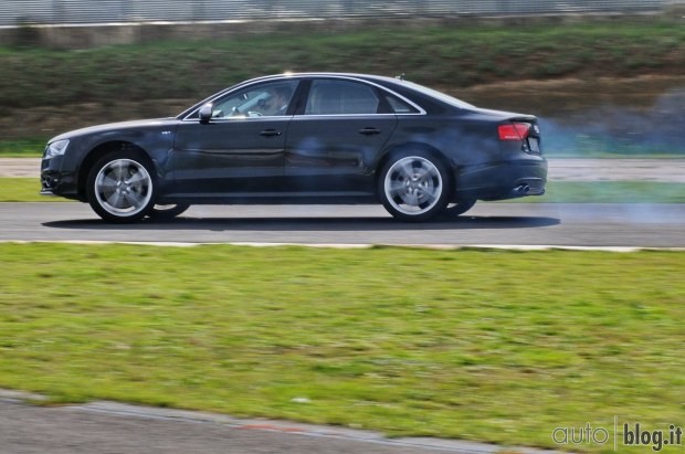 Audi S8 2013 test pista e strada