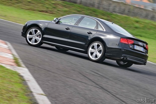 Audi S8 2013 test pista e strada