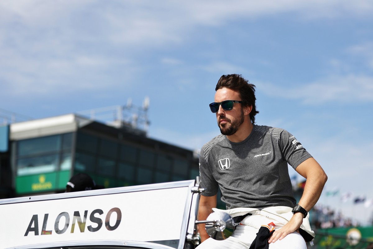 MELBOURNE, AUSTRALIA - MARCH 26: Fernando Alonso of Spain and McLaren Honda on the drivers parade before the Australian Formula One Grand Prix at Albert Park on March 26, 2017 in Melbourne, Australia. (Photo by Robert Cianflone/Getty Images)