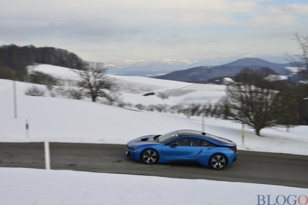 BMW i8 2015 test su strada e sulla neve