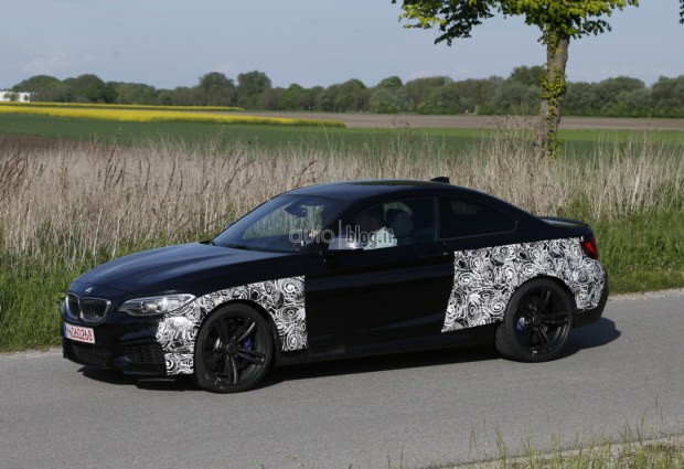 BMW M2: prime foto spia su strada