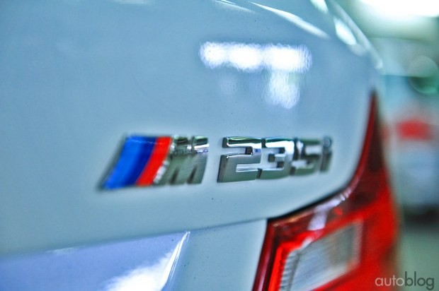 BMW M235i: il montaggio del kit M Performance