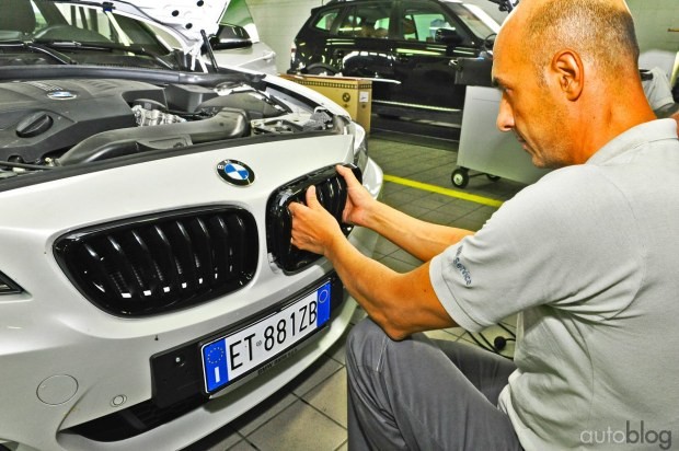BMW M235i: il montaggio del kit M Performance