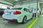 BMW M235i: il montaggio del kit M Performance