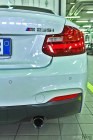 BMW M235i: il montaggio del kit M Performance