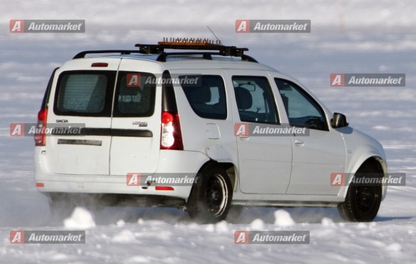 Dacia: le prime foto spia del futuro monovolume low cost