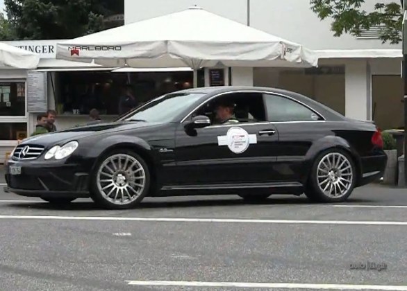 Decine di supercar e auto sportive in coda dal benzinaio al Nurburgring in video