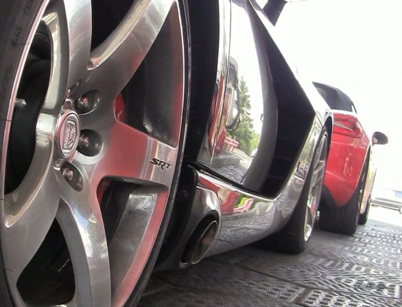Decine di supercar e auto sportive in coda dal benzinaio al Nurburgring in video