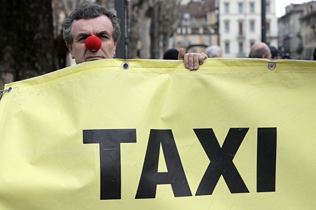 I taxisti torinesi manifestano in città.
