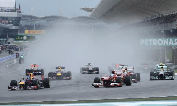 Fernando Alonso, il pilota della Ferrari che era partito in seconda posizione, è fuori al secondo giro dopo un urto con la Red Bull di Vettel.