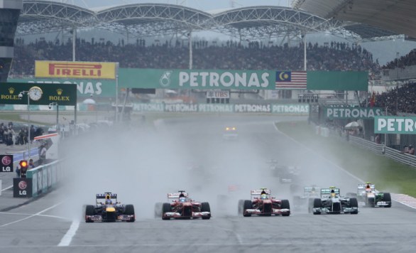 Fernando Alonso, il pilota della Ferrari che era partito in seconda posizione, è fuori al secondo giro dopo un urto con la Red Bull di Vettel.