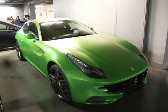Ferrari FF: vi piace in tinta verde pisello opaco?