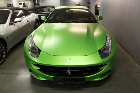 Ferrari FF: vi piace in tinta verde pisello opaco?