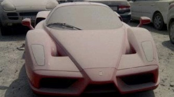 Ferrari: una Enzo abbandonata a Dubai