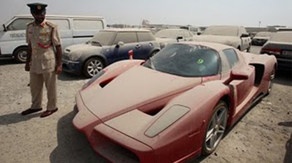 Ferrari: una Enzo abbandonata a Dubai