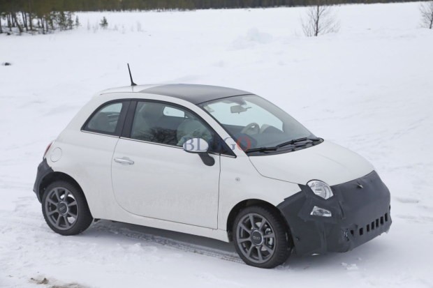 Fiat 500: foto spia del facelift