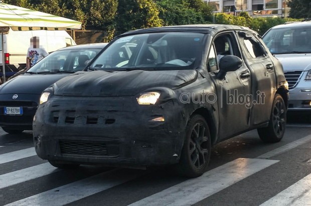 Fiat 500X: foto spia da Napoli