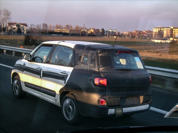 Fiat 500 XL: foto spia della nuova monovolume italiana a 7 posti