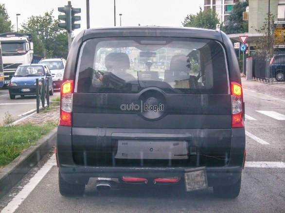 Foto spia di una misteriosa versione del Fiat Qubo avvistata nei pressi di Torino