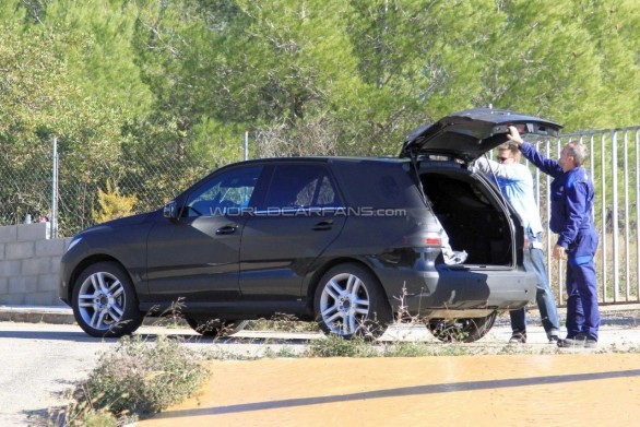 Foto spia nuova Mercedes ML: Porsche Cayenne e BMW X5 le dirette rivali