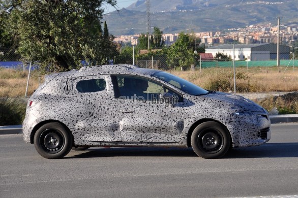 foto spia nuova Renault Clio