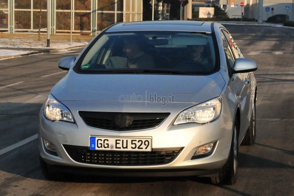 Foto spia Opel Astra tre volumi