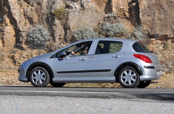 Foto spia Peugeot 301