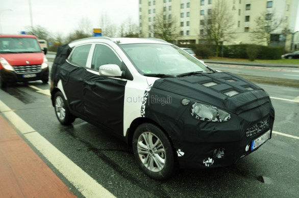 Hyundai ix35: foto spia del facelift della Suv media coreana