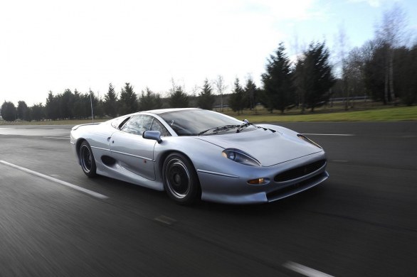 Jaguar: la XJ220 festeggia vent\'anni