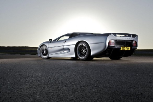 Jaguar: la XJ220 festeggia vent\'anni