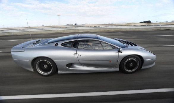 Jaguar: la XJ220 festeggia vent\'anni