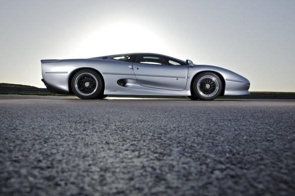 Jaguar: la XJ220 festeggia vent\'anni