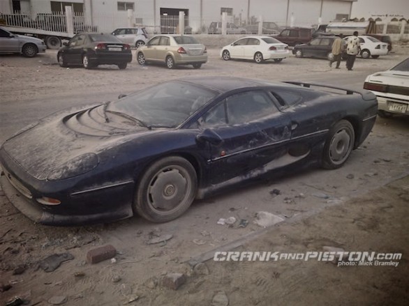 Jaguar XJ220 abbandonata in Qatar