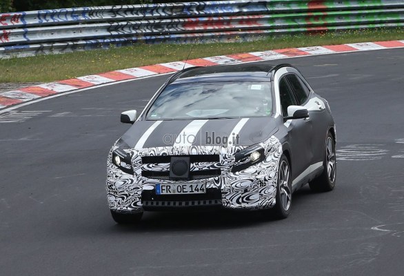 La Mercedes GLA 45 AMG fra le curve del Nurburgring