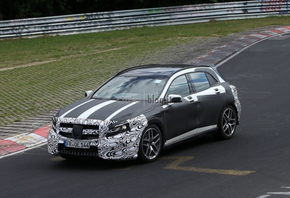 La Mercedes GLA 45 AMG fra le curve del Nurburgring