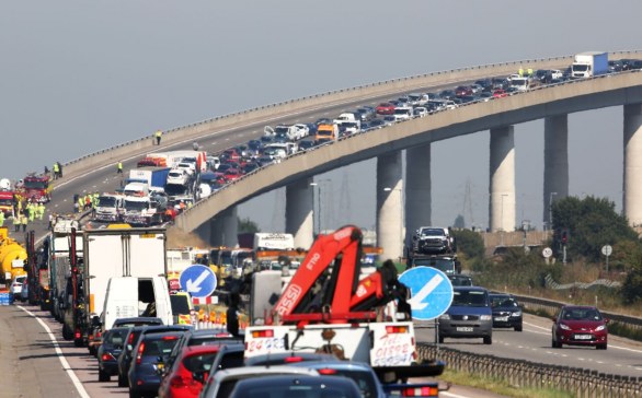 La nebbia manda ko oltre 100 automobili. Pauroso incidente sul New Kingsferry Bridge