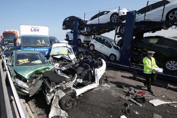 La nebbia manda ko oltre 100 automobili. Pauroso incidente sul New Kingsferry Bridge