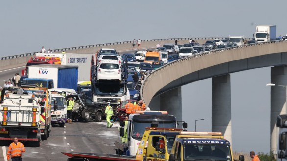 La nebbia manda ko oltre 100 automobili. Pauroso incidente sul New Kingsferry Bridge