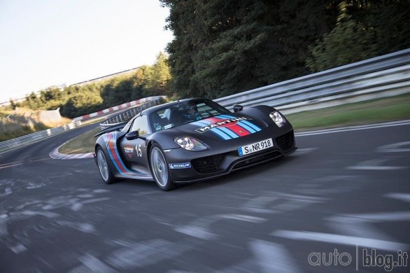 La Porsche 918 Spyder ha stabilito il nuovo record al Nurburgring per automobili omologabili in tutto il mondo