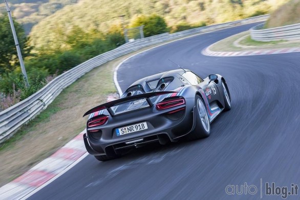 La Porsche 918 Spyder ha stabilito il nuovo record al Nurburgring per automobili omologabili in tutto il mondo