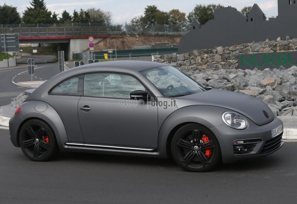 La Volkswagen Beetle diventa R. Ecco le foto spia
