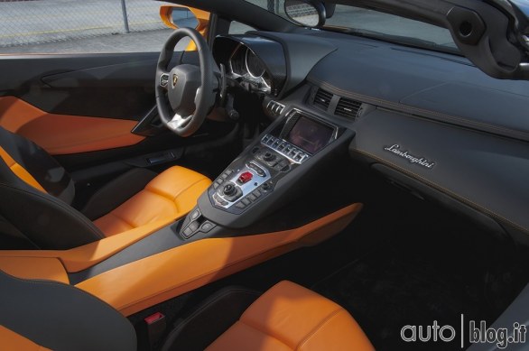Guarda la fotogallery della Lamborghini Aventador LP 700-4 e della Roadster