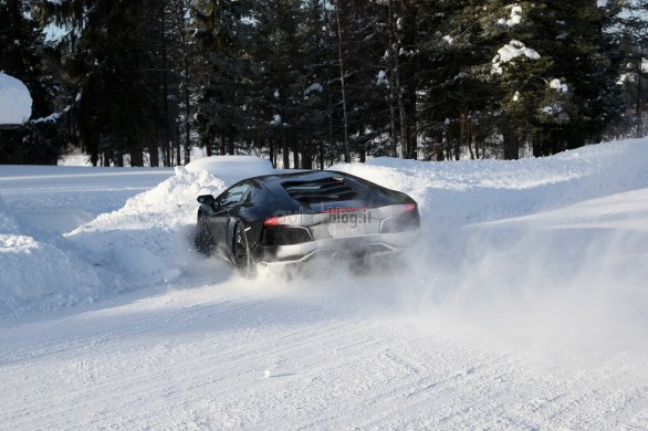 Una Lamborghini Aventador è stata protagonista di uno spettacolare incidente sulla neve