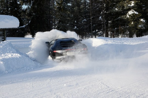 Una Lamborghini Aventador è stata protagonista di uno spettacolare incidente sulla neve